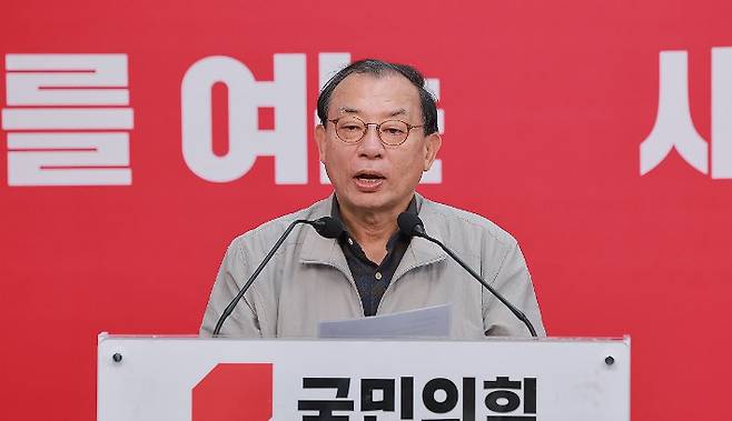 국민의힘 이정현 공천관리위원장이 11일 서울 영등포구 여의도 중앙당사에서 공천 심사 결과와 일정 등을 발표하고 있다. 연합뉴스