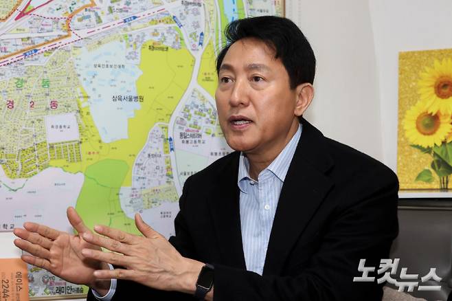 오세훈 서울시장이 9일 오후 서울 동대문구 휘경동의 한 공인중개소에서 1인가구 청년들의 애로사항을 청취하며 대화를 나누고 있다. 박종민 기자