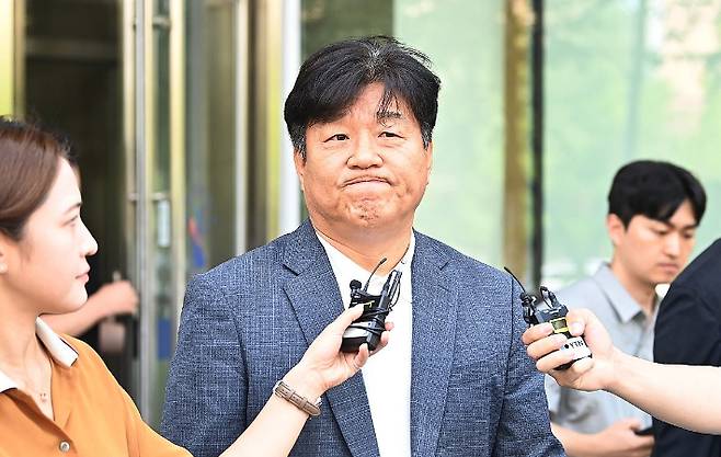 (수원=연합뉴스) 홍기원 기자 = 딸 명의 편법대출 및 재산축소·페이스북 허위사실 글 게시 등 혐의로 기소된 더불어민주당 양문석 의원이 24일 경기도 수원시 영통구 수원고등법원에서 열린 항소심 선고공판을 마치고 나오고 있다. 수원고법 형사3부(김종기 고법판사)는 이날 양 의원의 항소심 선고 공판에서 특정경제범죄가중처벌법상 사기 혐의에 대해 징역 1년 6월에 집행유예 3년, 공직선거법 위반 혐의에 대해 벌금 150만원을 선고한 원심 형량을 유지했다. 2025.7.24 [공동취재] xanadu@yna.co.kr 연합뉴스