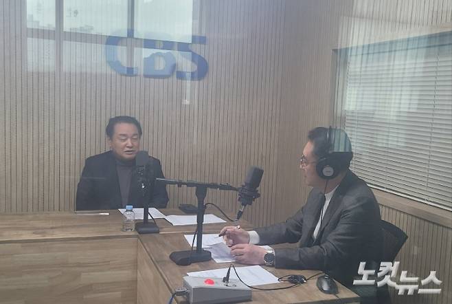 왼쪽부터 이성희 청주상당신협 이사장, 김종현 앵커. 충북CBS