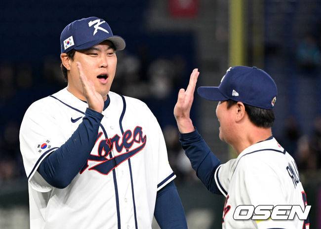 [OSEN=도쿄(일본), 손용호 기자] 5일 일본 도쿄돔에서 월드베이스볼클래식(WBC) 조별리그 C조 한국과 체코의 경기가&nbsp;열렸다. 2006년 4강, 2009년 준우승을 차지한 경험이 있는 한국은 이후 3개 대회(2013년, 2017년, 2023년)에서 모두 8강 토너먼트 진출에 실패했다. 이번 대회에서는 17년 만에 본선 토너먼트 진출을 노린다. 경기에 앞서 한국 류현진이 류지현 감독과 하이파이브를 하고 있다. 2026.03.05&nbsp;/spjj@osen.co.kr