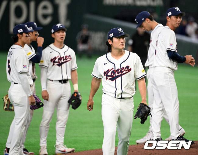 [OSEN=도쿄(일본), 손용호 기자] 8일 일본 도쿄돔에서 2026 월드베이스볼클래식(WBC) 1라운드 C조 조별리그 대한민국과 대만의 경기가&nbsp;열렸다.한국은 전날(7일) 일본과의 경기에서 6-8로 석패했다. 앞서 체코전을 11-4로 잡았던 한국은 1승1패를 마크하게 됐고, 남은 대만전과 호주전에 사활을 걸어야 한다.7회초 1사 1,2루에서 한국 곽빈이 교체되고 있다. 2026.03.08&nbsp;/spjj@osen.co.kr