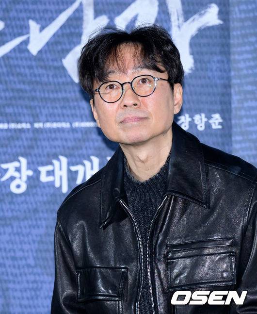 [OSEN=이대선 기자] 19일 오전 서울 CGV 용산아이파크몰에서 영화 ‘왕과 사는 남자’ 제작보고회가 열렸다.'왕과 사는 남자'는 1457년 청령포, 마을의 부흥을 위해 유배지를 자처한 촌장과 왕위에서 쫓겨나 유배된 어린 선왕의 사연을 그린 작품으로 2026년 2월 4일 개봉한다.장한준 감독이 취재진의 질문을 듣고 있다. 2025.12.19 /sunday@osen.co.kr