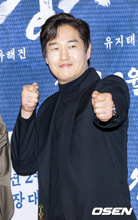 [OSEN=박준형 기자] 27일 오후 서울 잠실 롯데시네마 월드타워 씨네파크에서 영화 ‘왕과 사는 남자’ VIP 시사회가 진행됐다.배우 유해진과 박지훈, 유지태, 전미도, 김민, 이준혁이 출연하는 영화 '왕과 사는 남자'는 1457년 청령포, 마을의 부흥을 위해 유배지를 자처한 촌장과 왕위에서 쫓겨나 유배된 어린 선왕의 이야기로, 내달 4일 개봉한다.배우 유지태가 포즈를 취하고 있다. 2026.01.27 / soul1014@osen.co.kr