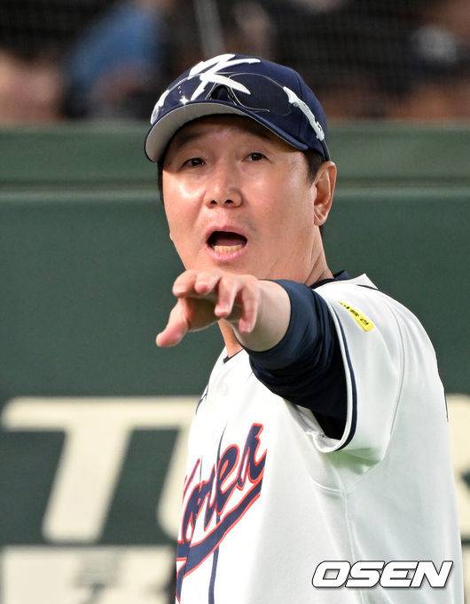 [OSEN=도쿄(일본), 손용호 기자] 5일 일본 도쿄돔에서 월드베이스볼클래식(WBC) 조별리그 C조 한국과 체코의 경기가&nbsp;열렸다.한국은 소형준, 체코는 다니엘 파디샥을 선발투수로 내세웠다.2006년 4강, 2009년 준우승을 차지한 경험이 있는 한국은 이후 3개 대회(2013년, 2017년, 2023년)에서 모두 8강 토너먼트 진출에 실패했다. 이번 대회에서는 17년 만에 본선 토너먼트 진출을 노린다.경기에 앞서 한국 류지현 감독이 선수들을 향해 손짓하고 있다. 2026.03.05&nbsp;/spjj@osen.co.kr