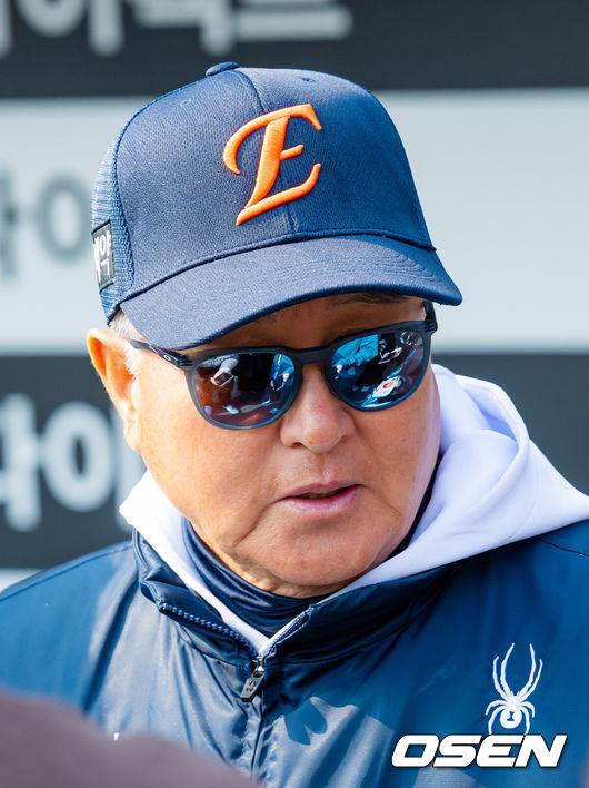 [OSEN=대전, 민경훈 기자] 12일 대전 한화생명볼파크에서 2026 신한 SOL KBO리그 시범경기 한화 이글스와 삼성 라이온즈의 경기가 열릴 예정인 가운데 경기 전 훈련이 진행됐다.시범경기는&nbsp;오늘(12일)부터&nbsp;오는 24일까지 진행되며, 각 팀이 12경기씩 치러 총 60경기가 펼쳐진다.경기 전 한화 김경문 감독이 취재진과 얘기를 나누고 있다. 2026.03.12 /rumi@osen.co.kr