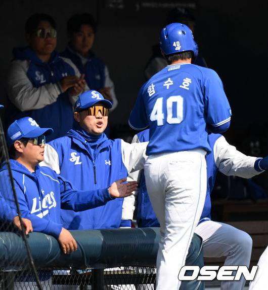 [OSEN=이천, 이대선 기자] 14일 경기도 이천 베어스파크에서 ‘2026 신한 SOL KBO리그’ 시범경기 두산 베어스와 삼성 라이온즈의 경기가 열렸다.두산은 이영하, 삼성은 장찬희를 선발 투수로 내세웠다.3회초 2사 2,3루에서 삼성 전병우 중전 2타점 적시타 때 홈을 밟은 함수호가 더그아웃에서 박진만 감독의 축하를 받고 있다. 2026.03.14 /sunday@osen.co.kr