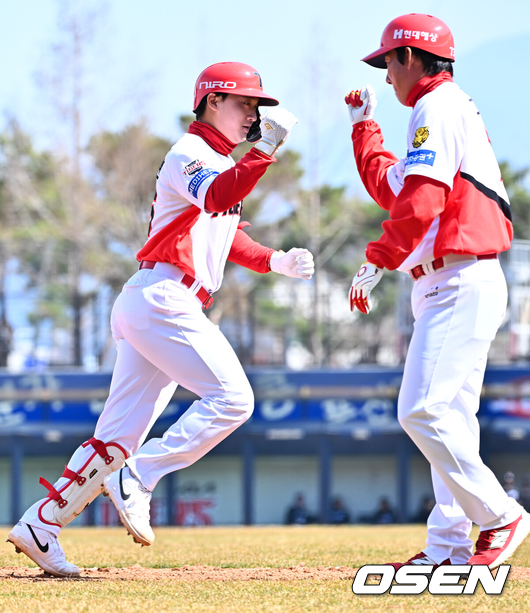 [OSEN=광주, 민경훈 기자] 14일 광주기아챔피언스필드에서 2026 신한 SOL KBO리그 시범경기 KIA 타이거즈와 KT 위즈의 경기가 열렸다.시범경기는 12일부터 오는 24일까지 진행되며, 각 팀이 12경기씩 치러 총 60경기가 펼쳐진다.3회말 무사 주자 1루 KIA 윤도현이 동점 투런 홈런을 때린 후 그라운드를 돌고 있다. 2026.03.14 / rumi@osen.co.kr