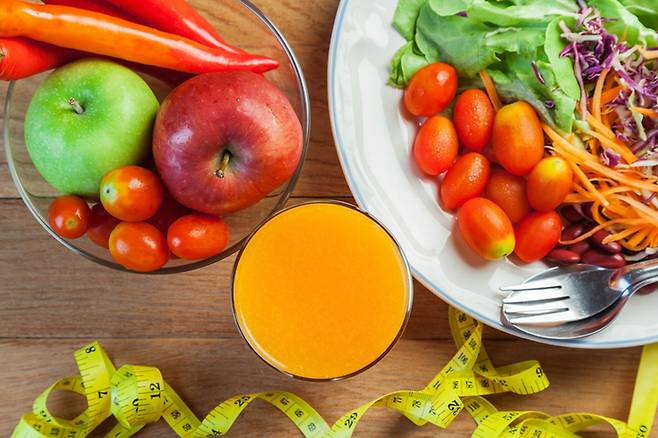 과일주스 같은 액상 당류 대신 생과일과 채소·단백질 중심 식사 순서를 실천하면 대사 건강 관리에 도움을 줄 수 있다. 게티이미지