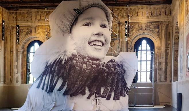 2022년 러시아·우크라이나 전쟁 발발 후 열린 베니스 비엔날레 기간 전시된 우크라이나 작가의 작품. 러시아군의 공격을 피하기 위해 조국을 떠나 난민이 된 5살 어린이의 모습을 형상화했다. SNS 캡처