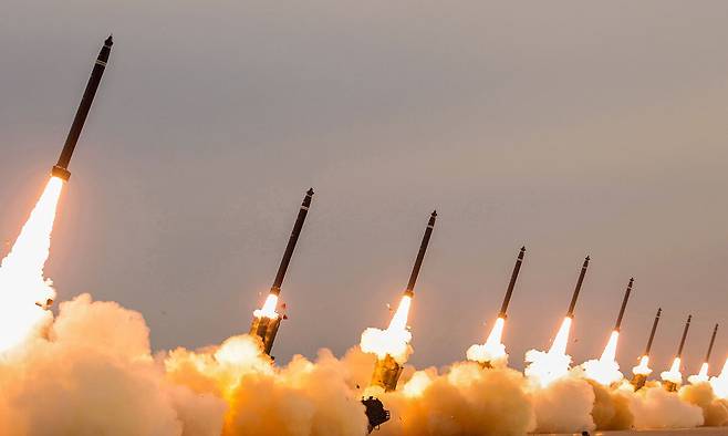 북한의 초대형방사포들이 2024년 5월 30일 발사차량에서 일제히 발사되고 있다. 조선중앙통신·연합뉴스