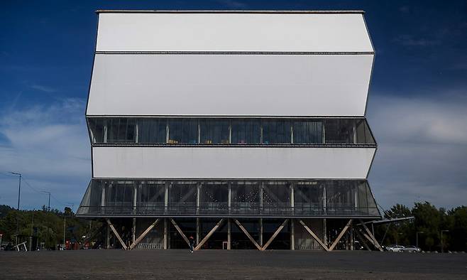 칠레 콘셉시온에 있는 비오비오 극장 외관. 자연 재료를 활용한 건축으로 스밀얀 라디치가 설계했다. AFP연합뉴스