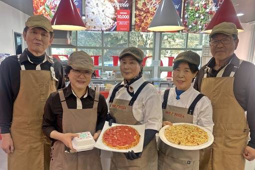 전북 전주시니어클럽의 노인 공동체 일자리 사업인 ‘맘피자&케이터링’에 참여 중인 시니어들이 손수 만든 제품을 들어보이고 있다. 전주=김동욱 기자