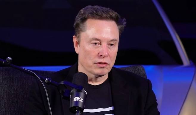 지난 7일 ‘문샷 팟캐스트’에 출연한 일론 머스크 테슬라 최고경영자(CEO). 피터 디아만디스 유튜브 캡처