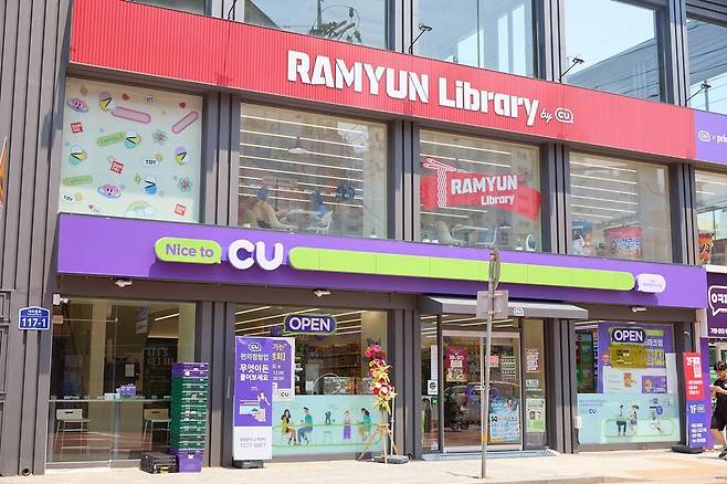 충청북도 청주시에 있는 CU 충북대랜드마크점의 모습. 1, 2층으로 구성돼있으며 면적이 약 70평으로 내부에 프린팅 박스와 휴게 공간까지 갖추고 있다. CU