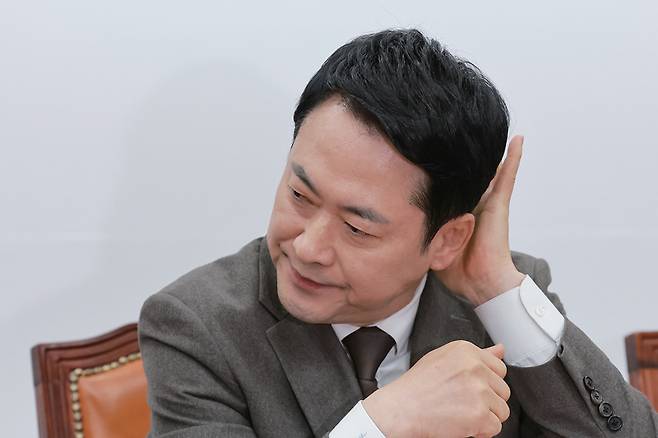 장동혁 국민의힘 대표가 3월12일 국회에서 열린 최고위원 회의에 참석해 머리를 만지고 있다. ⓒ연합뉴스