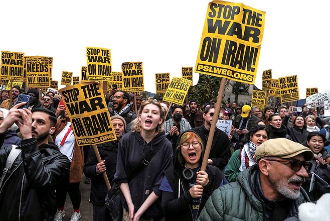 3월7일 미국 뉴욕에서 이란과의 전쟁을 멈출 것을 촉구하는 시위가 열리고 있다. ⓒAFP 연합