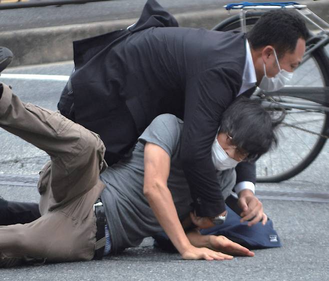 2022년 7월8일 아베를 총기로 저격한 용의자 야마가미데쓰야가 범행 직후 제압당하고 있다. ⓒ나라 로이터 연합