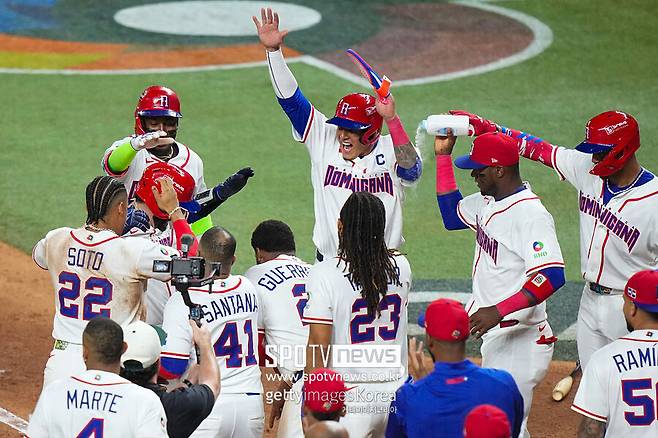 ▲ 오스틴 웰스를 환영하는 도미니카공화국 동료들.