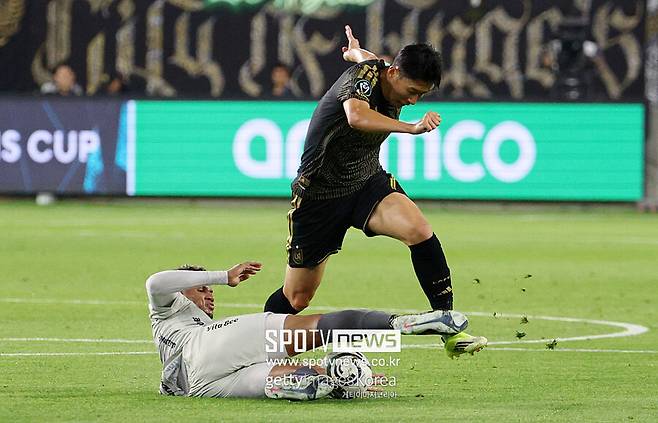 ▲ 공식전 5경기 연속 무득점이다. 지난해 후반기만 뛰고도 두 자릿수 넘는 득점을 뽑아냈던 손흥민이기에 새 시즌만 시작하면 골 러시를 펼칠 것만 같았다. 그런데 1골 7도움으로 공격포인트는 훌륭하나, 골잡이로서의 득점은 다소 부족하다.