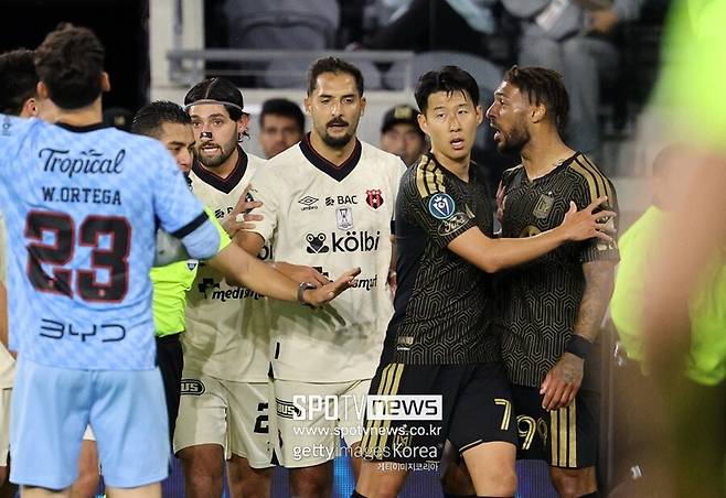 ▲ 공식전 5경기 연속 무득점이다. 지난해 후반기만 뛰고도 두 자릿수 넘는 득점을 뽑아냈던 손흥민이기에 새 시즌만 시작하면 골 러시를 펼칠 것만 같았다. 그런데 1골 7도움으로 공격포인트는 훌륭하나, 골잡이로서의 득점은 다소 부족하다.