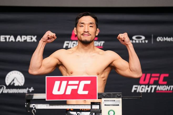 계체 통과 후 포즈를 취하는 유수영. /사진=UFC 공식 제공