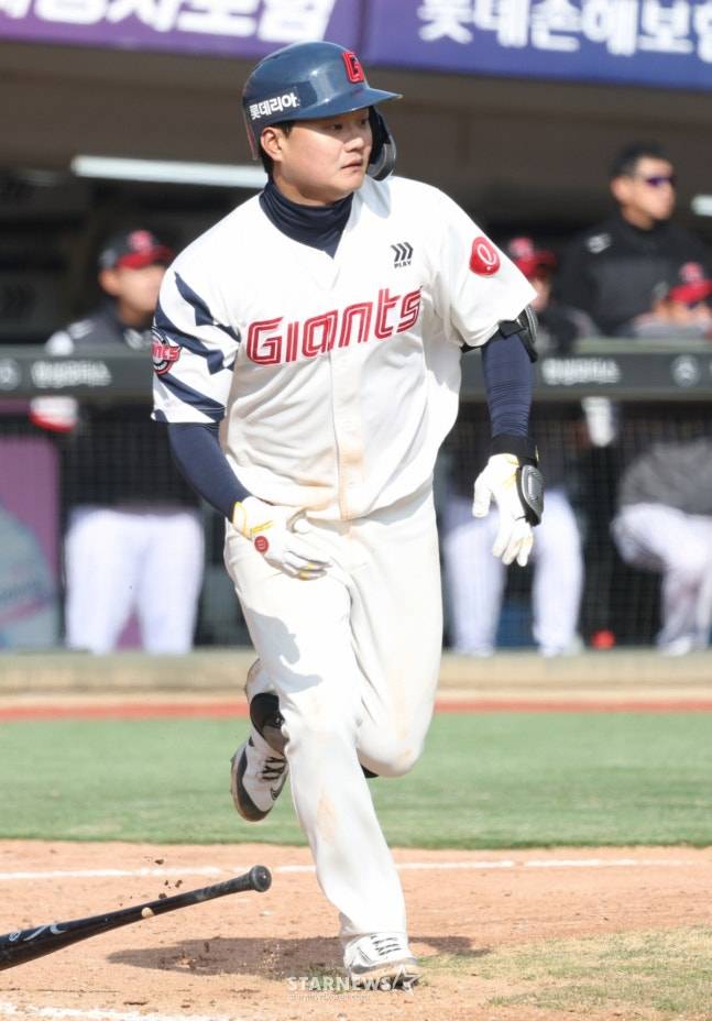 2026 신한 SOL Bank KBO리그 시범경기 롯데 자이언츠 대 LG 트윈스 경기가 14일 부산 사직야구장에서 열렸다. 롯데 손호영이 힘차게 타격한 후 질주하고 있다. /사진=김진경 대기자