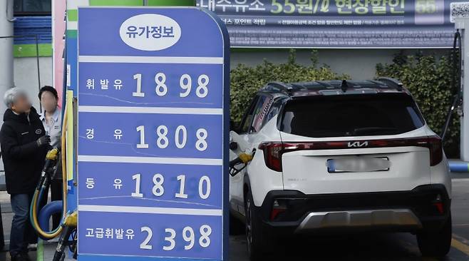 국제유가가 급등하는 가운데 환율이 1500원선을 위협하며 오르내린다.[사진 | 뉴시스]