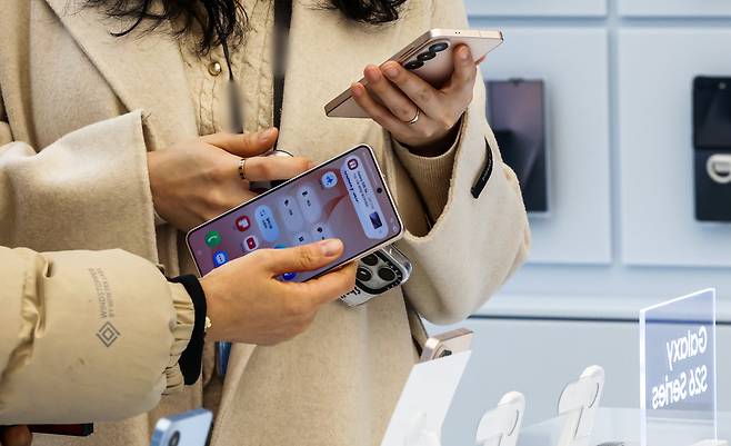갤럭시 S26 시리즈가 공식 출시된 3월 11일 서울 서초구 삼성 강남 방문객들이 갤럭시 S26 시리즈를 살펴보고 있다. 뉴스1
