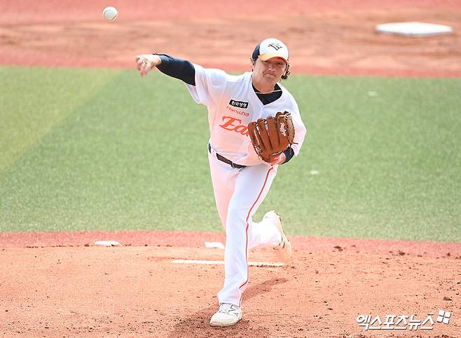 23일 일본 오키나와 카데나 구장에서 열린 한화 이글스와 WBC 대표팀의 연습경기, 1회초 한화 선발투수 화이트가 공을 힘차게 던지고 있다. 엑스포츠뉴스 DB
