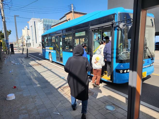 속초중앙시장으로 일하러 갑니다 (강원 고성·속초·강릉=연합뉴스) 이상서 기자 = 지난 2월 23일 강원 고성 경동대 글로벌 캠퍼스 부근에 있는 한 버스정류장에서 외국인 유학생이 속초중앙시장으로 가는 버스를 타고 있다. 2026.02.23 shlamazel@yna.co.kr (끝)