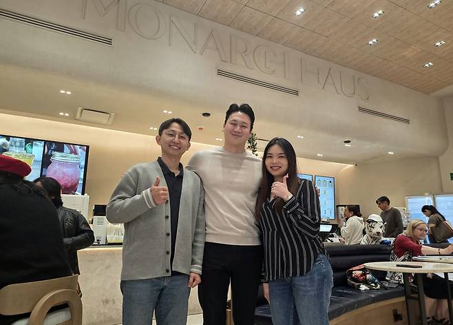 사진 왼쪽부터 모나크하우스 권순영 운영이사, 정재준 대표, 김태현 마케팅 총괄이사  [촬영 이재림 특파원]