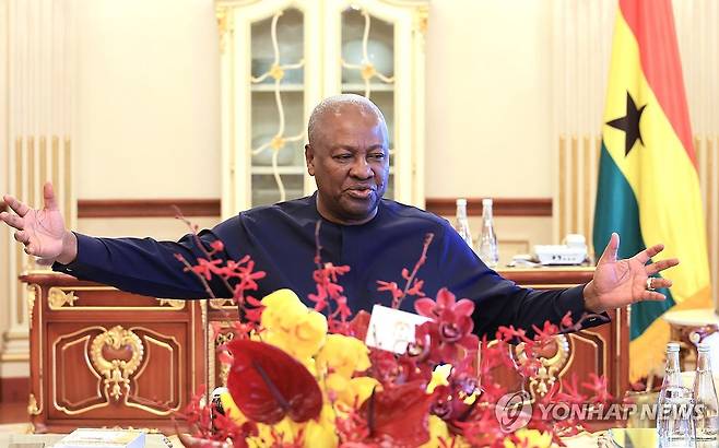 답변하는 존 마하마 가나 대통령 (서울=연합뉴스) 최재구 기자 = 존 드라마니 마하마 가나 대통령이 13일 서울 신라호텔에서 연합뉴스와 인터뷰 하며 질문에 답하고 있다. 2026.3.14 jjaeck9@yna.co.kr