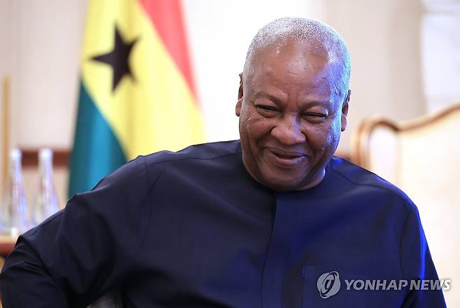 질문에 답하는 존 마하마 가나 대통령 (서울=연합뉴스) 최재구 기자 = 존 드라마니 마하마 가나 대통령이 13일 서울 신라호텔에서 연합뉴스와 인터뷰 하며 질문에 답하고 있다. 2026.3.14 jjaeck9@yna.co.kr