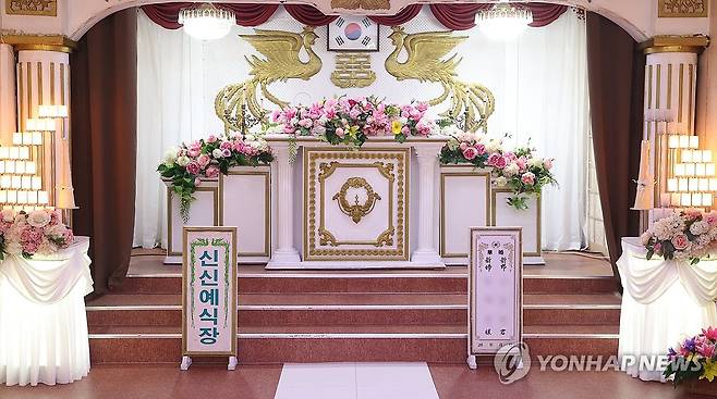 마산 신신예식장 (창원=연합뉴스) 김동민 기자 = 경남 창원시 마산합포구 신신예식장 내부.
이곳은 고 백낙삼 전 대표가 1967년부터 55년간 예식장을 무료로 운영하며 1만4천여 쌍의 부부를 맺어준 뜻깊은 장소로 최근에는 '레트로 결혼사진' 명소로 인기를 끈다. 2026.3.14 image@yna.co.kr