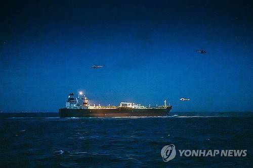 2월 29일 밤 벨기에군이 러시아 그림자함대와 연계된 유조선에 접근하고 있다.
[벨기에 국방부/EPA 연합뉴스 자료사진. 재판매 및 DB 금지]