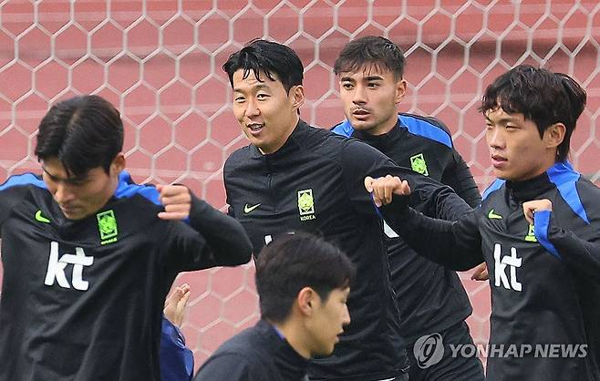 '흥민이형 따라서 하나 둘 하나 둘' (고양=연합뉴스) 한종찬 기자 = 대한민국 축구 국가대표팀 손흥민과 옌스 카스트로프가 7일 고양종합운동장 보조구장에서 열린 축구 대표팀 오픈 트레이닝에서 훈련하고 있다. 2025.10.7 saba@yna.co.kr