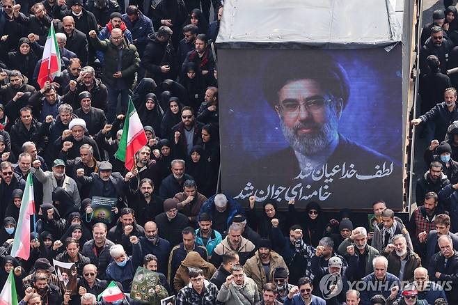 이란 테헤란 광장에 등장한 모즈타바 대형 사진 [AFP 연합뉴스 자료사진. 재판매 및 DB 금지]