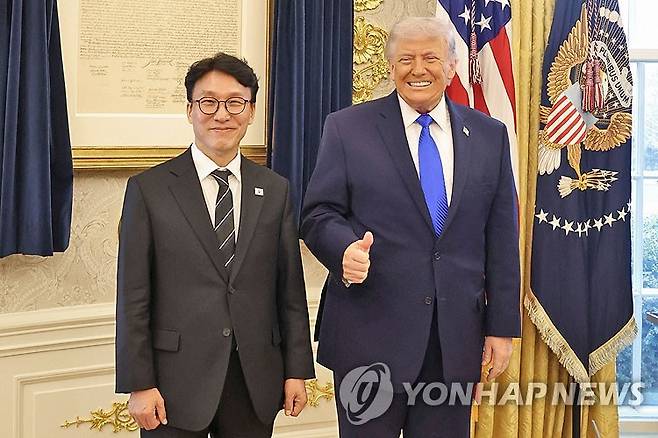 트럼프 대통령 만난 김민석 국무총리 (서울=연합뉴스) 김민석 국무총리가 13일(현지시간) 미국 워싱턴DC 백악관에서 도널드 트럼프 미국 대통령을 만나 포즈를 취하고 있다. 2026.3.14 [총리실 제공. 재판매 및 DB 금지] uwg806@yna.co.kr