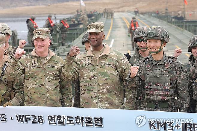 임진강 찾은 브런슨 한미연합사령관 (연천=연합뉴스) 임병식 기자 = 14일 경기도 연천군 임진강에서 실시된 한미연합 도하훈련에서 제이비어 브런슨 한미연합사령관(가운데)이 기념촬영하고 있다. 오른쪽은 김성민 한미연합부사령관, 왼쪽은 조셉 힐버트 미8군사령관.  
    한미연합훈련 '자유의 방패'(프리덤실드·FS) 연습 일환으로 실시된 이번 훈련에는 미2사단/한미연합사단과 한국군 수도기계화보병사단 및 7공병여단이 참가했다. 2026.3.14 andphotodo@yna.co.kr