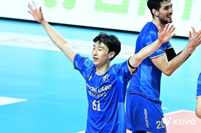 팀 득점 후 기뻐하는 우리카드의 정성규(앞) [한국배구연맹 제공. 재판매 및 DB 금지]