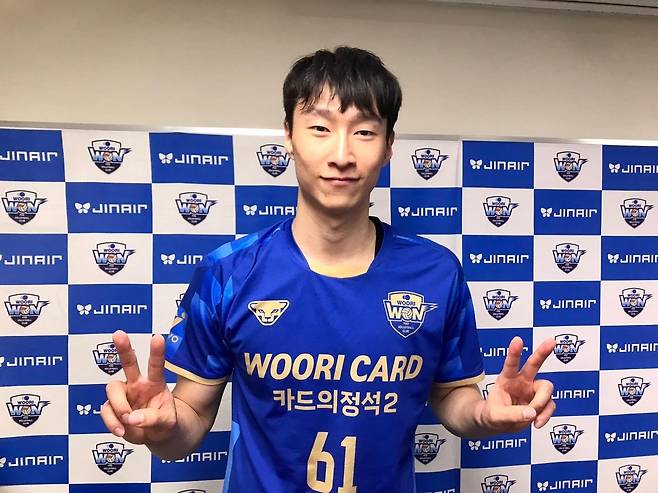 V자 그려 보이는 우리카드의 정성규 [촬영 이동칠]