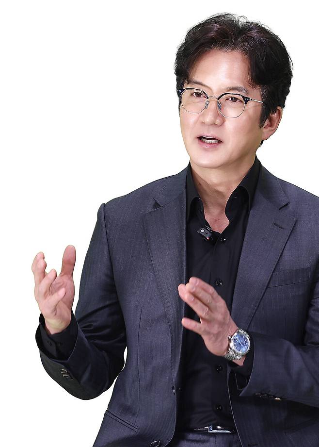 ▲&nbsp;지난 11일 오후 3시쯤 인천 중구 항동에 있는 인천일보 인천본사 스튜디오에서 정준호 배우가 팔미도 등대 점령 작전을 촬영하면서 겪은 일화를 설명하고 있다. /양진수 기자 photosmith@incheonilbo.com