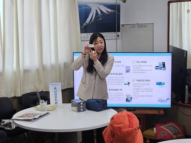 ▲ 지난 13일 오후 1시쯤 포천시 이동면 노곡2리 마을회관에서 포천시정신건강복지센터 직원이 주민들에게 나누어줄 '심리안정용품'에 대해 설명하고 있는 모습. /박지혜 기자 pjh@incheonilbo.com