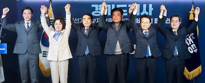 ▲&nbsp;6·3 지방선거 더불어민주당 경기도지사 후보 선출을 위한 예비경선 합동연설회가 15일 오후 서울 영등포구 민주당 중앙당사에서 열린 가운데 각 후보들이 필승을 다짐하고 있다. 왼쪽부터 한준호 의원,추미애 의원,양기대 전 의원, 소병훈 더불어민주당 중앙당 선거관리위원장,권칠승 의원, 김동연 경기지사./경기사진공동취재단