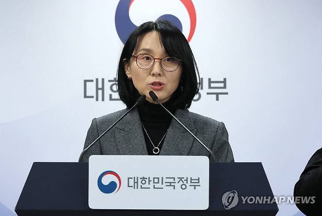 정경실 보건복지부 보건의료정책실장이 13일 서울 종로구 정부서울청사에서 공중보건의사 감소 대비 지역의료 대책 관련 브리핑을 하고 있다. &nbsp;(사진=연합뉴스)