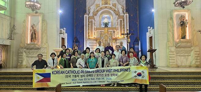 끼아포 성당에서 순례자들