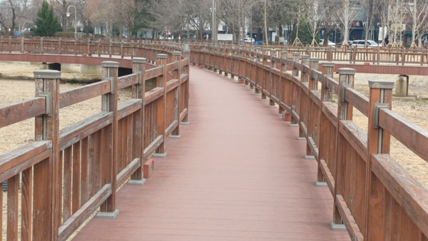 지난 14일 찾은 운천저수지의 데크길이 깨끗하게 정비돼 있다. 김현수 기자