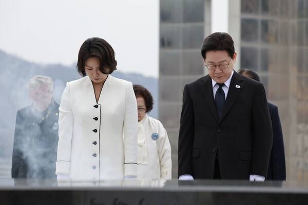 이재명 대통령과 김혜경 여사가 15일 경남 창원시 마산회원구 국립 3·15 민주 묘지에서 분향 후 묵념하고 있다. /연합뉴스