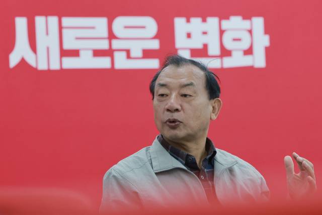 국민의힘 이정현 공천관리위원장이 12일 서울 영등포구 여의도 중앙당사에서 공관위 회의와 6·3 지방선거 공천 면접 심사를 앞두고 기자들과 대화를 나누고 있다. 연합뉴스